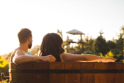 Pareja descansando en hot-tub de una cabaña Ainahue